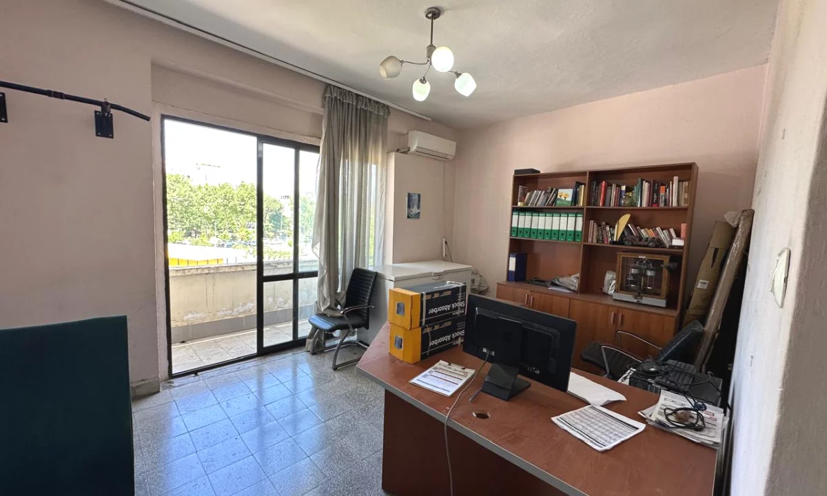 🏢Rruga e Elbasanit,jepet me qera per zyra,apartament 3+1. 800Euro