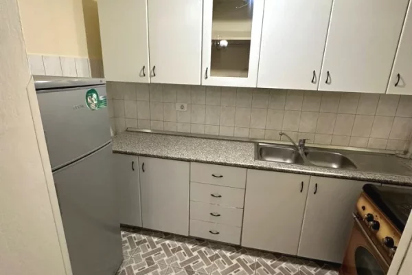 Shtepi me qera Apartament ne Tirane, 3+1, Mobilimi E mobiluar, Pagesa 60,000  Leke.