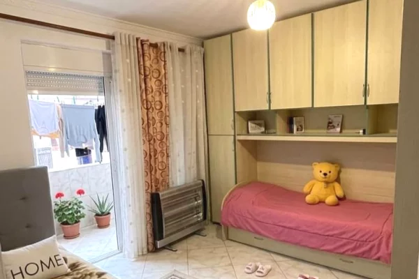 Shtepi ne shitje Apartament ne Tirane, 2+1, Mobilimi Pjeserisht e mobiluar, Pagesa 145,000  Euro.