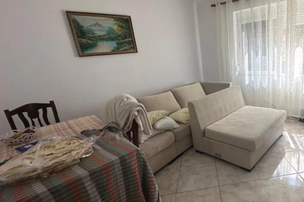 Shtepi ne shitje Apartament ne Tirane, 2+1, Mobilimi Pjeserisht e mobiluar, Pagesa 145,000  Euro.