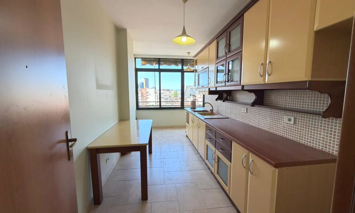 Shtepi me qera Apartament ne Tirane, 3+1, Mobilimi Pjeserisht e mobiluar, Pagesa 80,000  Leke.