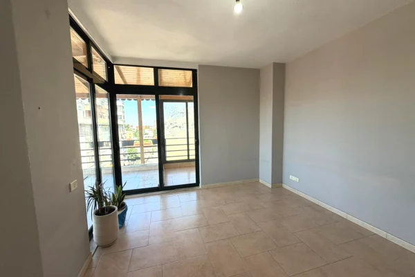 Shtepi me qera Apartament ne Tirane, 3+1, Mobilimi Pjeserisht e mobiluar, Pagesa 80,000  Leke.