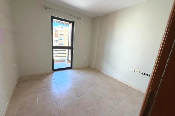 Shtepi me qera Apartament ne Tirane, 3+1, Mobilimi Pjeserisht e mobiluar, Pagesa 80,000  Leke.