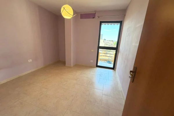 Shtepi me qera Apartament ne Tirane, 3+1, Mobilimi Pjeserisht e mobiluar, Pagesa 80,000  Leke.