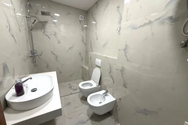 Shtepi me qera Apartament ne Tirane, 3+1, Mobilimi Pjeserisht e mobiluar, Pagesa 80,000  Leke.