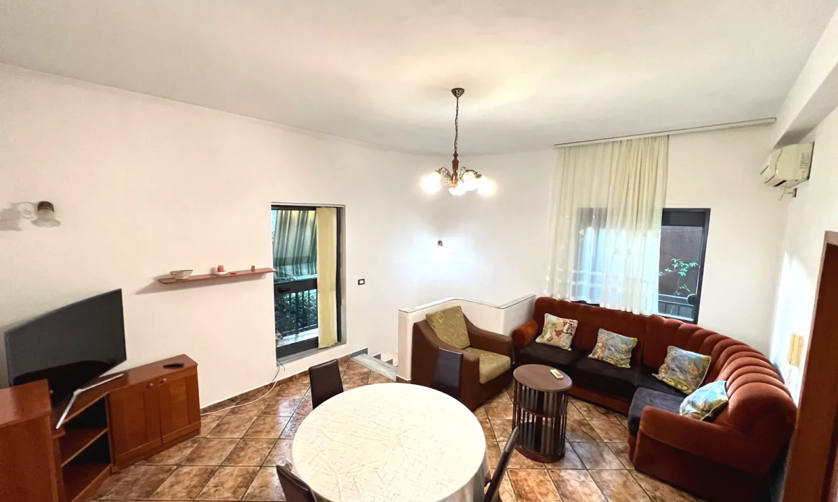 Shtepi me qera Vila Luksoze ne Tirane, 2+1, Mobilimi E mobiluar, Pagesa 60,000  Leke.
