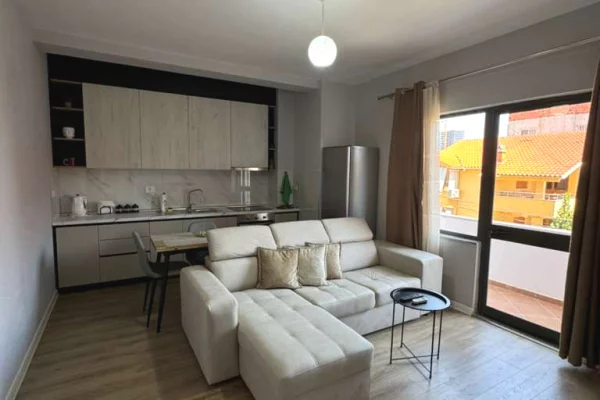 Rruga Jordan Misja prane Xhamise jepet me qera apartament 2+1,i mobiluar.60,000Leke