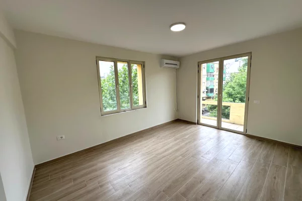 Ambient biznesi me qera 3+1 ne Tirane - 600 Euro