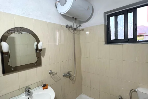 Shtepi me qera Vila Luksoze ne Tirane, 1+1, Mobilimi E mobiluar, Pagesa 40,000  Leke.