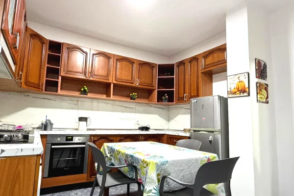 Shtepi me qera Apartament ne Tirane, 2+1, Mobilimi E mobiluar, Pagesa 40,000  Leke.