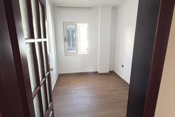 Sheshi Willson jepet me qera ambient biznesi per zyra,5+1+2,pjeserisht i mobiluar 1,800Euro (Neto)
