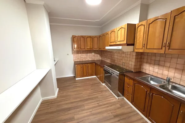 Sheshi Willson jepet me qera ambient biznesi per zyra,5+1+2,pjeserisht i mobiluar 1,800Euro (Neto)