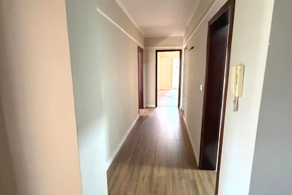 Sheshi Willson jepet me qera ambient biznesi per zyra,5+1+2,pjeserisht i mobiluar 1,800Euro (Neto)
