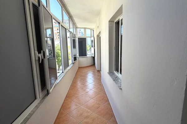 Sheshi Willson jepet me qera ambient biznesi per zyra,5+1+2,pjeserisht i mobiluar 1,800Euro (Neto)