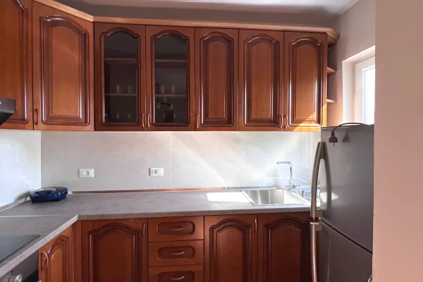 Shtepi me qera Apartament ne Tirane, 2+1, Mobilimi E mobiluar, Pagesa 80,000  Leke.
