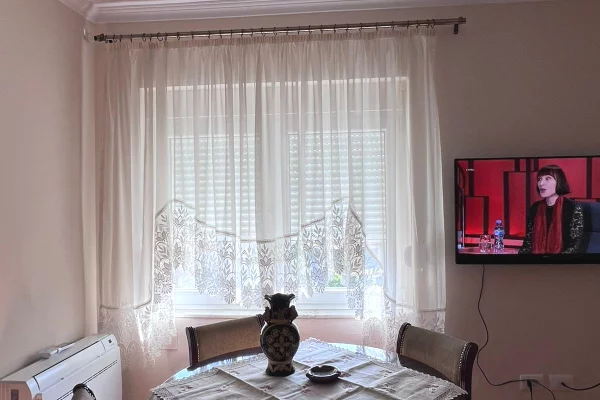 Shtepi me qera Apartament ne Tirane, 2+1, Mobilimi E mobiluar, Pagesa 80,000  Leke.