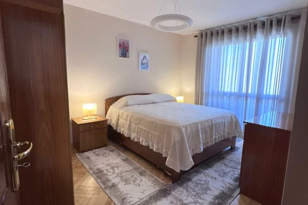 Shtepi me qera Apartament ne Tirane, 2+1, Mobilimi E mobiluar, Pagesa 80,000  Leke.