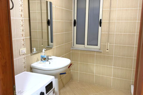 Shtepi me qera Apartament ne Tirane, 2+1, Mobilimi E mobiluar, Pagesa 70,000  Leke.