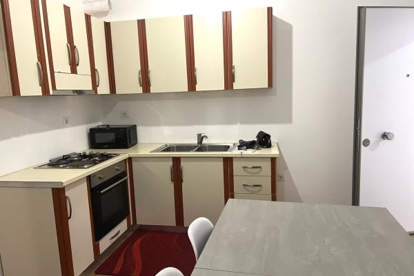 Shtepi me qera Apartament ne Tirane, 1+1, Mobilimi E mobiluar, Pagesa 40,000  Leke.