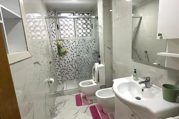 Shtepi me qera Apartament ne Tirane, 3+1, Mobilimi E mobiluar, Pagesa 800  Euro.