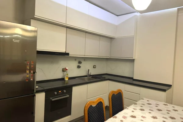 Shtepi me qera Apartament ne Tirane, 2+1, Mobilimi E mobiluar, Pagesa 50,000  Leke.