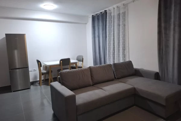 🏢Ne fund te Rruges 5 Maji,Pallatet e Rindertimit jepet me qera apartament3+1,i mobiluar.65,000LEKE 