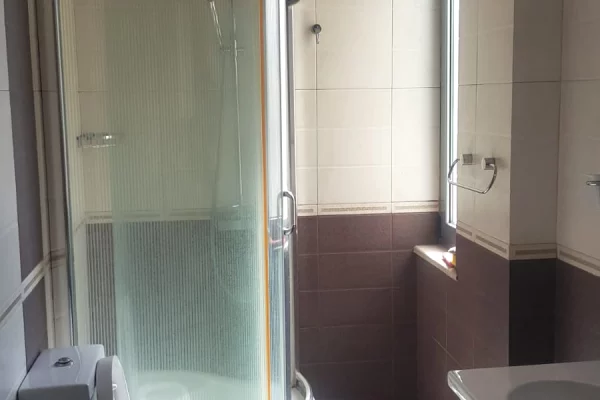 Shtepi me qera Apartament ne Tirane, 2+1, Mobilimi E mobiluar, Pagesa 70,000  Leke.