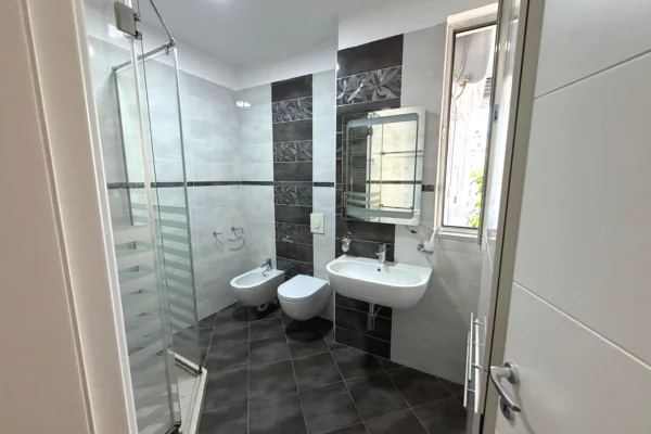 Shtepi me qera Apartament ne Tirane, 3+1, Mobilimi E mobiluar, Pagesa 120,000  Leke.