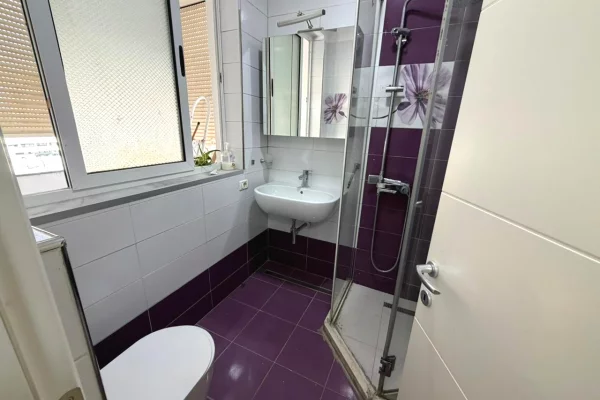 Shtepi me qera Apartament ne Tirane, 3+1, Mobilimi E mobiluar, Pagesa 120,000  Leke.