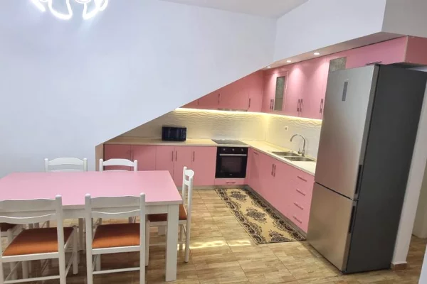 Shtepi me qera Vila Luksoze ne Tirane, 3+1, Mobilimi E mobiluar, Pagesa 55,000  Leke.