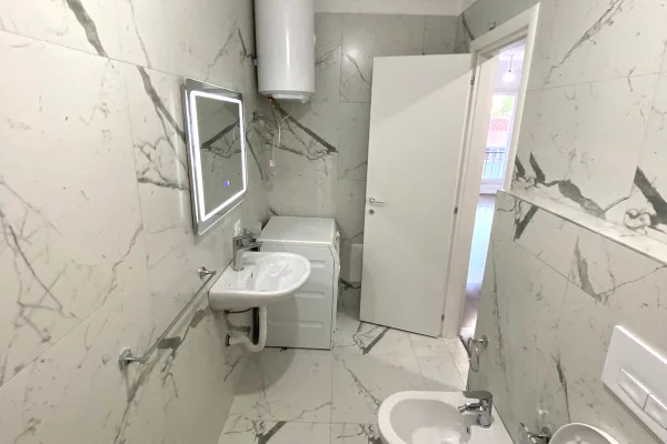 Shtepi me qera Apartament ne Tirane, 1+1, Mobilimi Pjeserisht e mobiluar, Pagesa 45,000  Leke.
