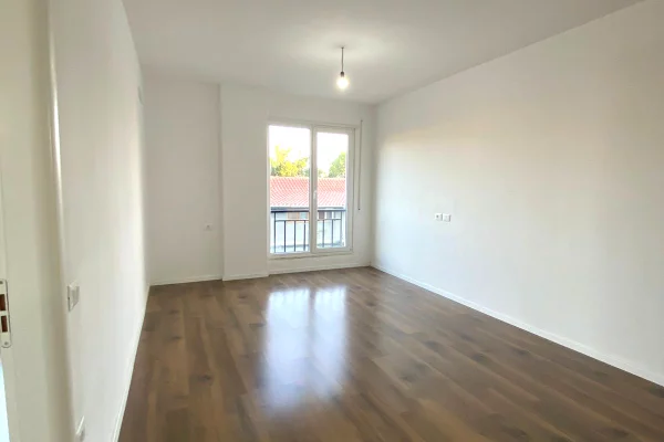 Shtepi me qera Apartament ne Tirane, 1+1, Mobilimi Pjeserisht e mobiluar, Pagesa 45,000  Leke.
