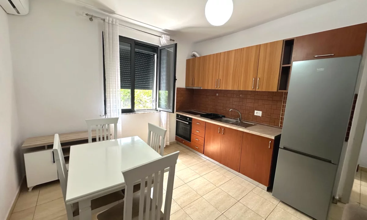 Shtepi me qera Apartament ne Tirane, 2+1, Mobilimi E mobiluar, Pagesa 550  Euro.