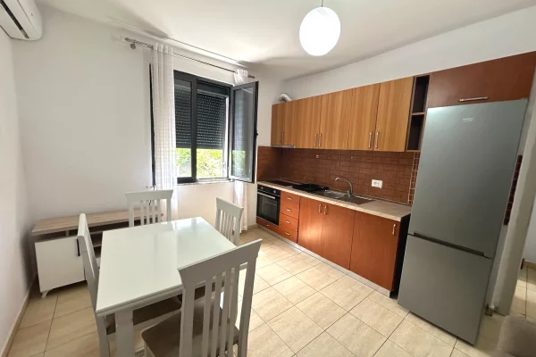 🏢Perballe Institutit “Harry Fultz”jepet me qera apartament 2+1,i  mobiluar.550Euro 