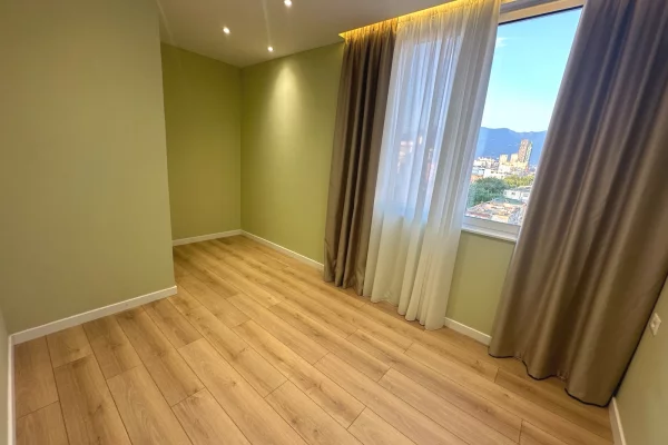 Shtepi ne shitje Papafingo(kati i catise) ne Tirane, 2+1, Mobilimi Pjeserisht e mobiluar, Pagesa 235,000  Euro.
