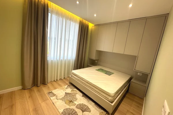 Shtepi ne shitje Papafingo(kati i catise) ne Tirane, 2+1, Mobilimi Pjeserisht e mobiluar, Pagesa 235,000  Euro.