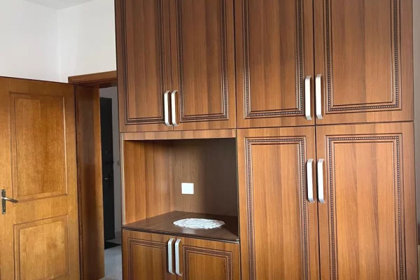 Shtepi ne shitje Apartament ne Tirane, 1+1, Mobilimi E mobiluar, Pagesa 140,000  Euro.
