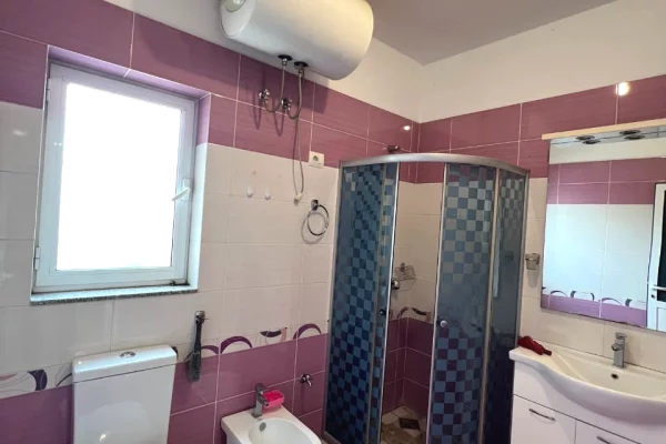 Shtepi me qera Apartament ne Tirane, 2+1, Mobilimi E mobiluar, Pagesa 60,000  Leke.