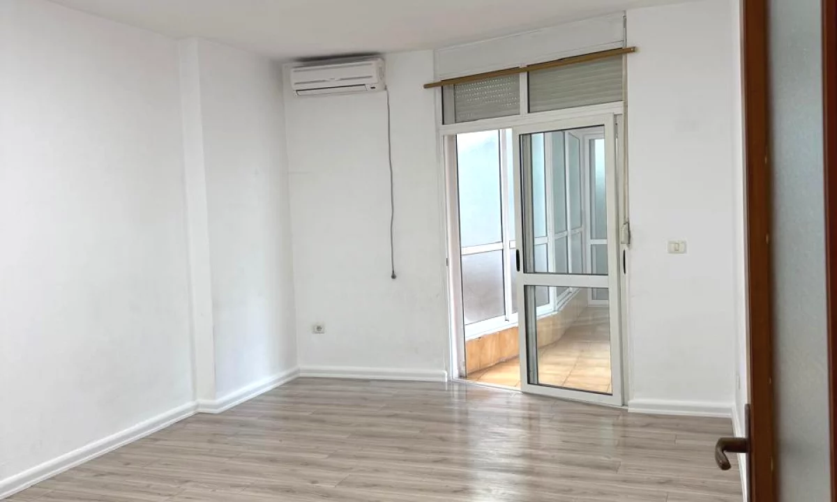 🏢Ish Ekspozita “Shqiperia Sot”jepet me qera ambient biznesi per zyra,1+1,bosh 80,000Leke (Bruto)