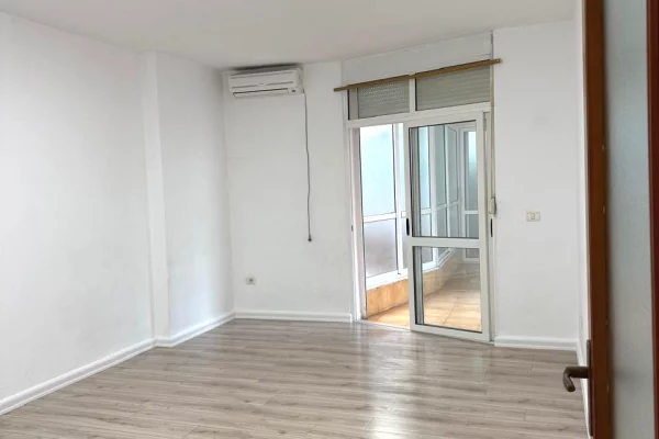 Ambient biznesi me qera 3+1 ne Tirane - 80,000 Leke