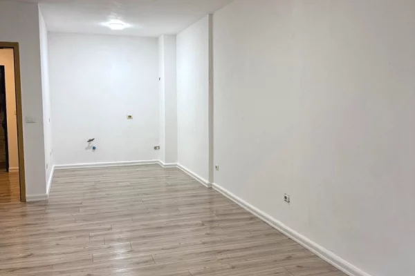 🏢Ish Ekspozita “Shqiperia Sot”jepet me qera ambient biznesi per zyra,1+1,bosh 80,000Leke (Bruto)
