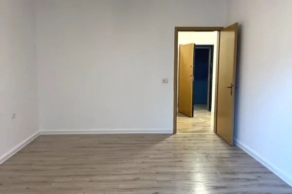 🏢Ish Ekspozita “Shqiperia Sot”jepet me qera ambient biznesi per zyra,1+1,bosh 80,000Leke (Bruto)