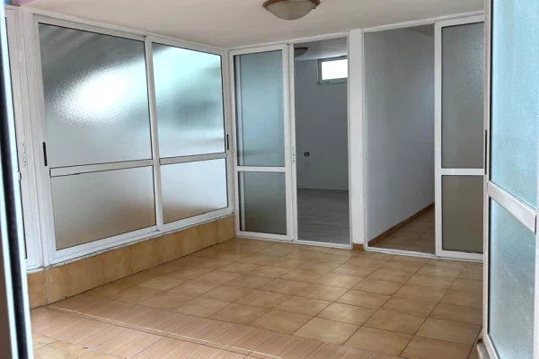 🏢Ish Ekspozita “Shqiperia Sot”jepet me qera ambient biznesi per zyra,1+1,bosh 80,000Leke (Bruto)