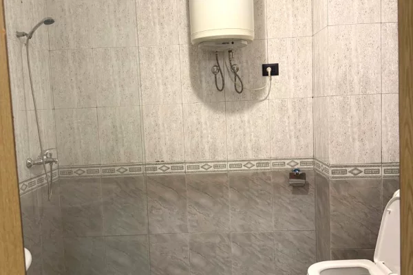 🏢Ish Ekspozita “Shqiperia Sot”jepet me qera ambient biznesi per zyra,1+1,bosh 80,000Leke (Bruto)