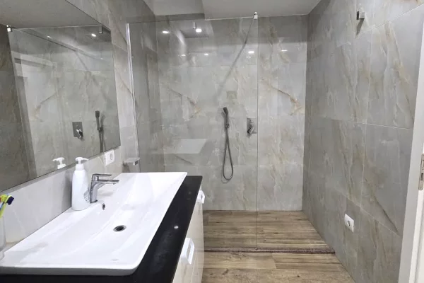 Shtepi me qera Apartament ne Tirane, 2+1, Mobilimi E mobiluar, Pagesa 70,000  Leke.
