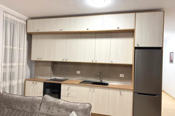 Shtepi me qera Apartament ne Tirane, 2+1, Mobilimi E mobiluar, Pagesa 85,000  Leke.