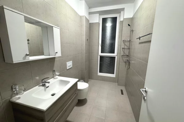 Shtepi me qera Apartament ne Tirane, 2+1, Mobilimi E mobiluar, Pagesa 85,000  Leke.