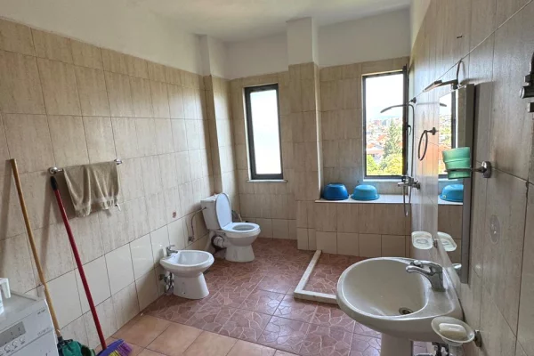 Shtepi me qera Apartament ne Tirane, 2+1, Mobilimi E mobiluar, Pagesa 45,000  Leke.
