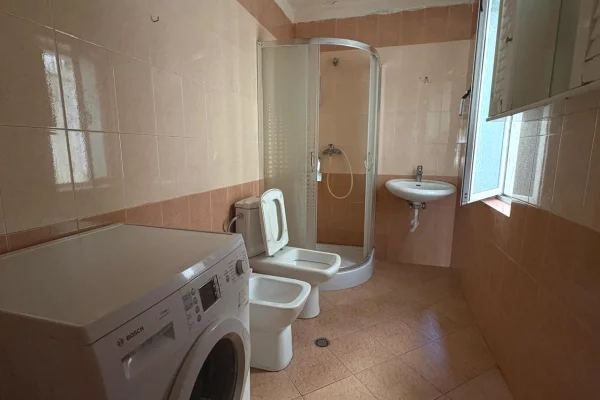 Shtepi me qera Apartament ne Tirane, 2+1, Mobilimi E mobiluar, Pagesa 55,000  Leke.