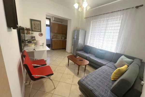 🏢Rruga e Barrikadave,jepet me qera apartament 1+1+ambient gatimi ,e mobiluar 55,000Leke